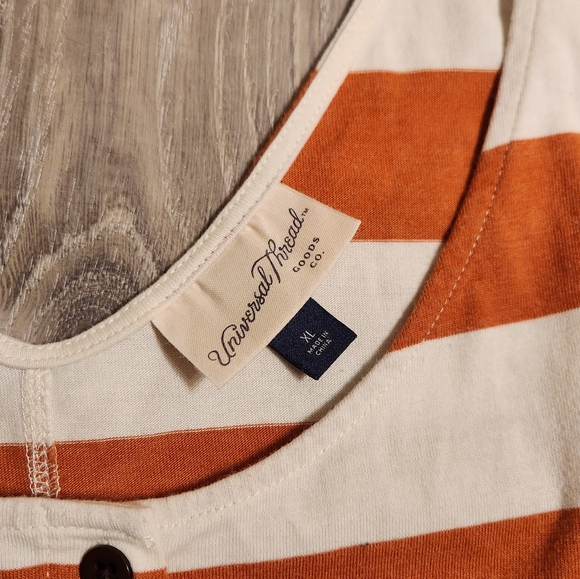 Striped Sleeveless Button-Up Top - Picture 2 of 4